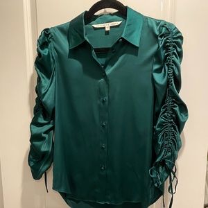 Veronica Beard Silk Blouse w/ cinched sleeve in Emerald Green